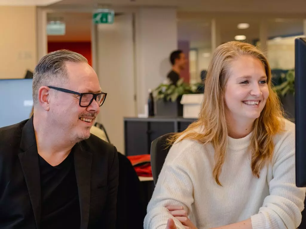 Inkopers bespreken het inkooptraject.