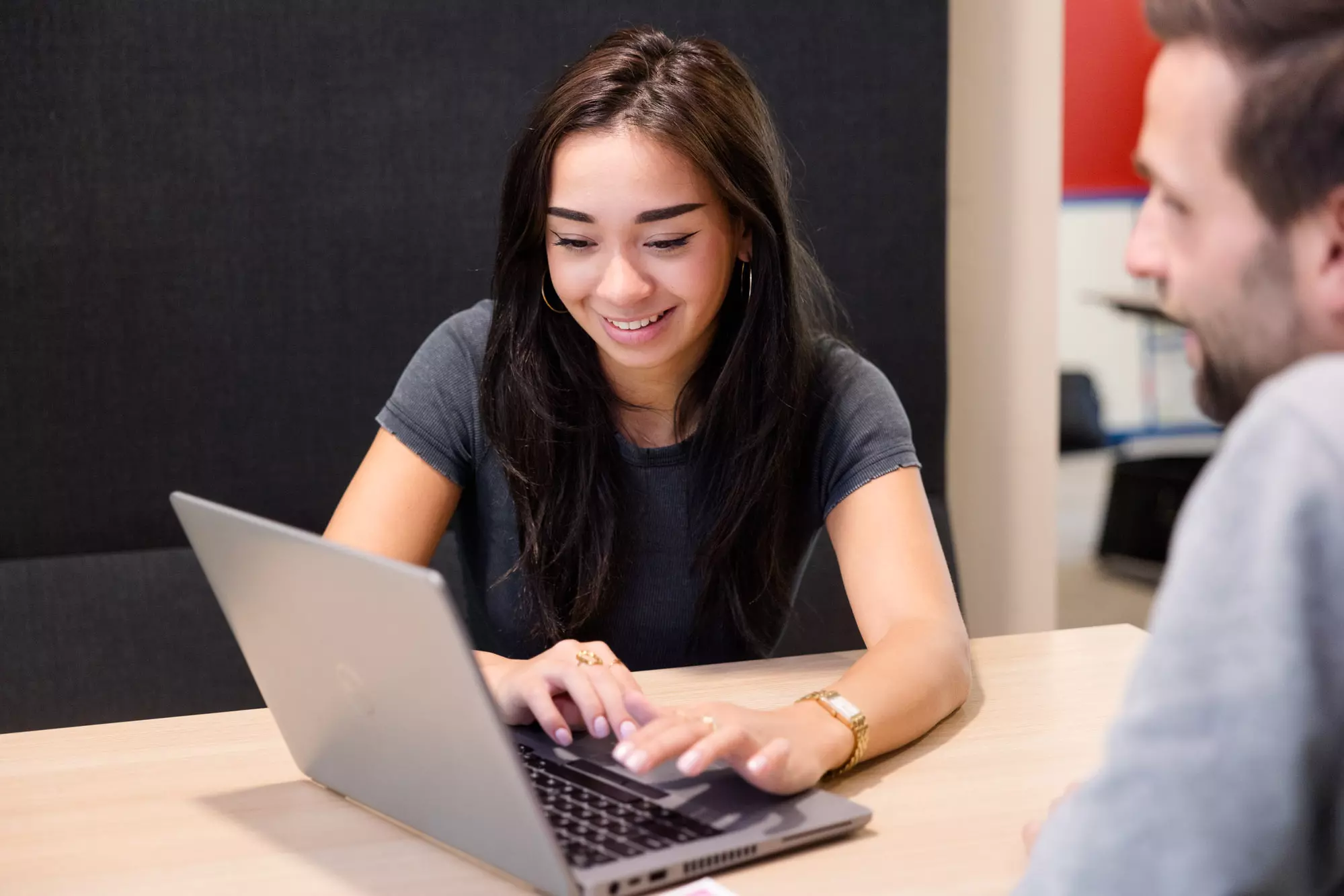 Corporate recruiter heeft een intake gesprek met een hiringmanager