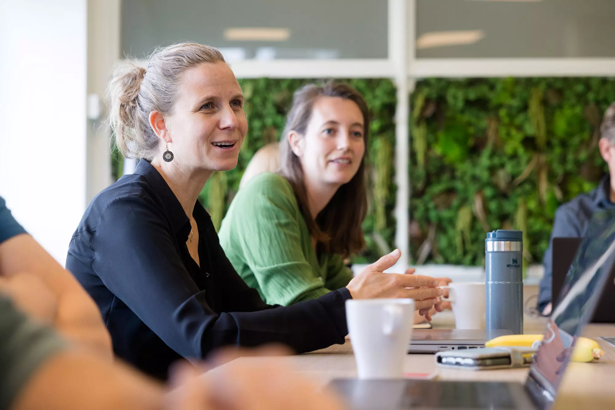 Product Owner overlegt met andere collega's over een nieuw product.