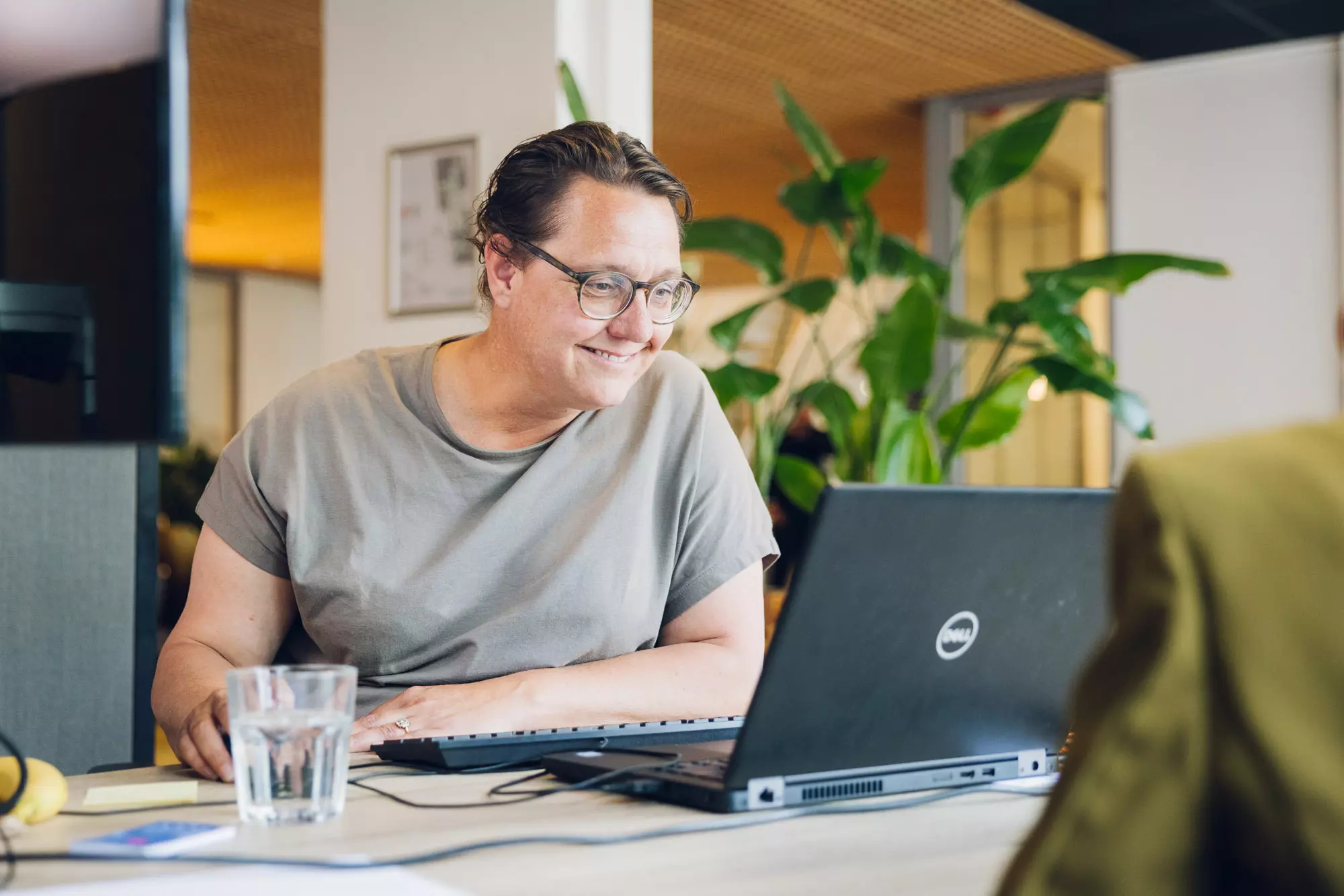 Klantadviseur staat een bewoner te woord.