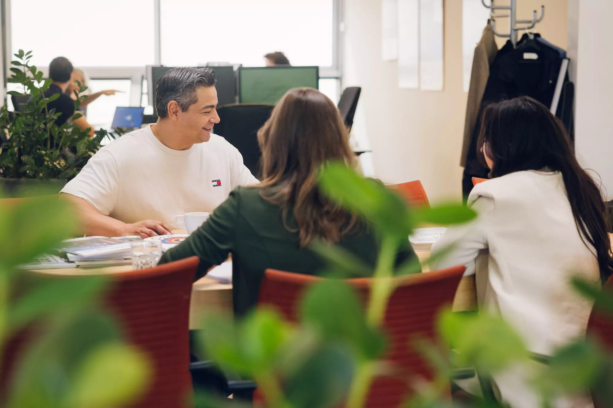 Product Owner overlegt met andere collega's over een nieuw product.
