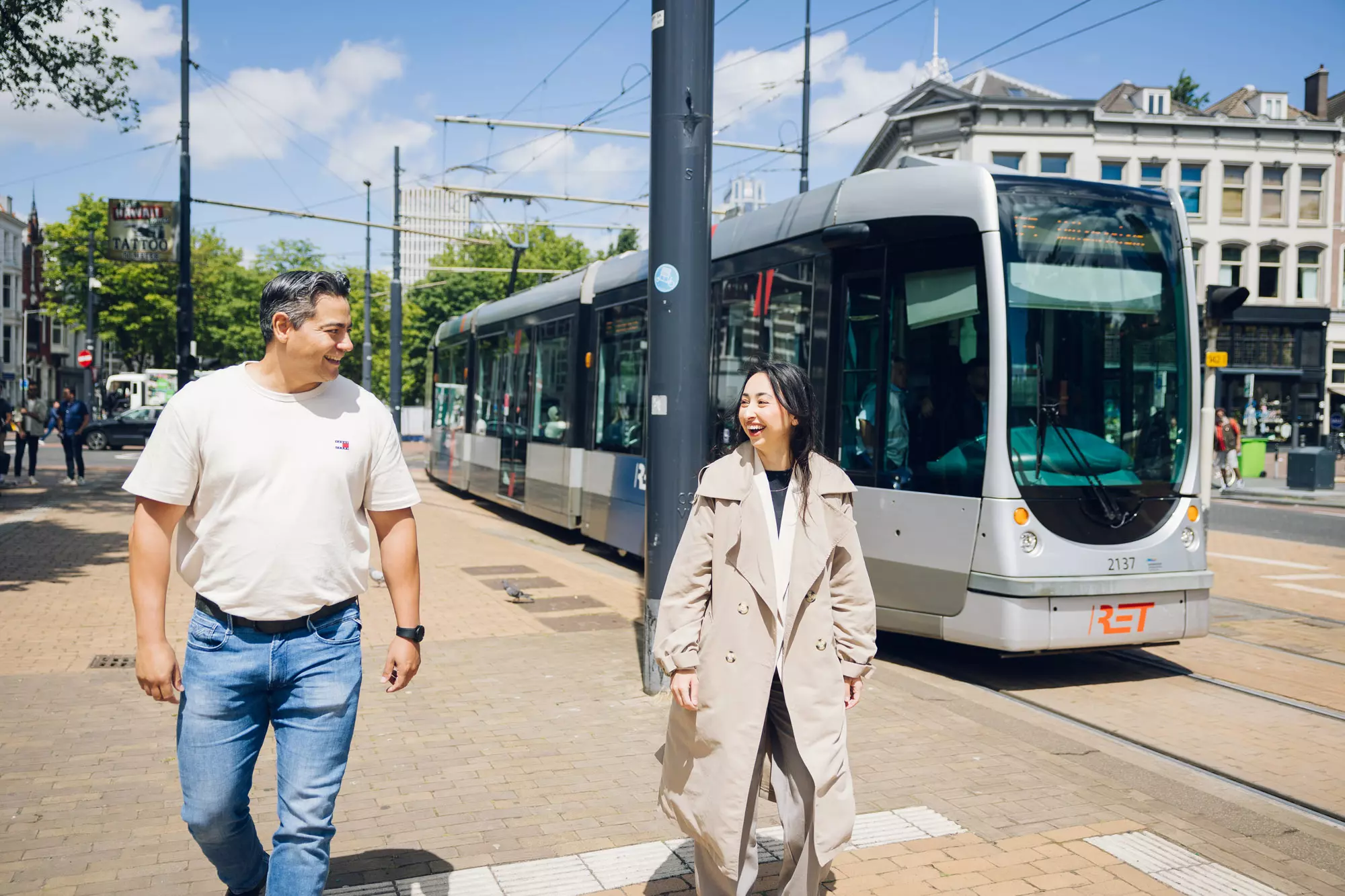 Medewerkers Huurzaken maken een wandeling buiten het kantoor
