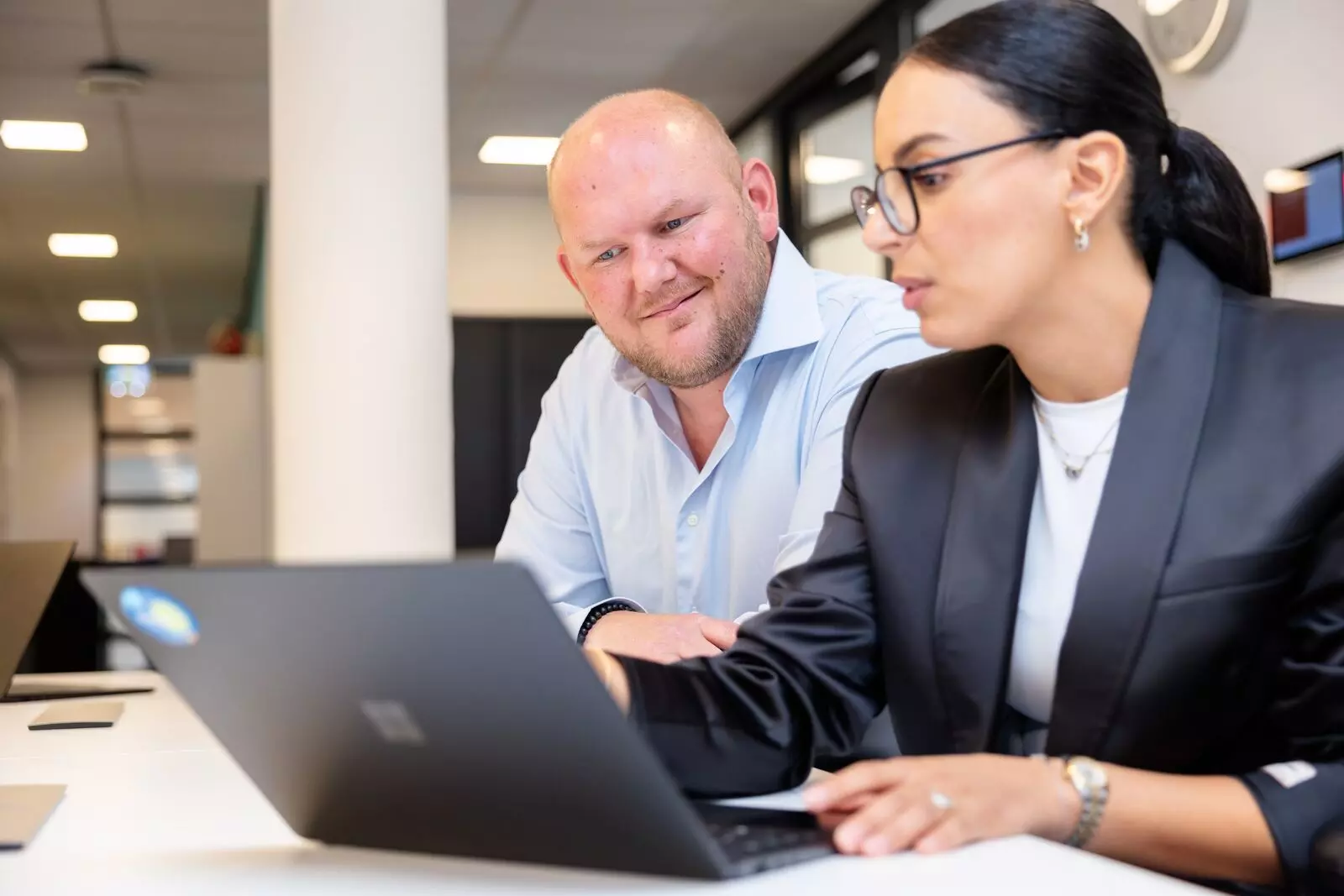 medewerkers incasso overleggen samen