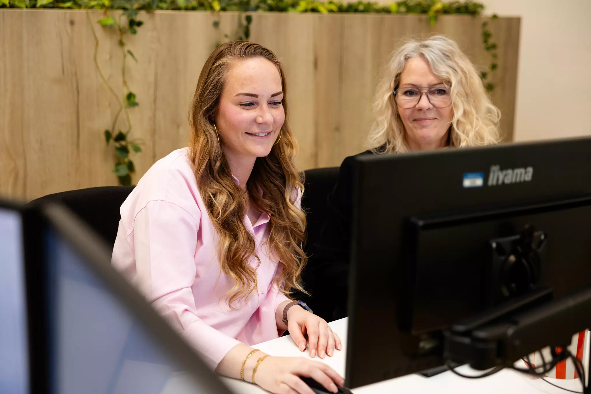 Verhuurmakelaar in gesprek met collega over werk.