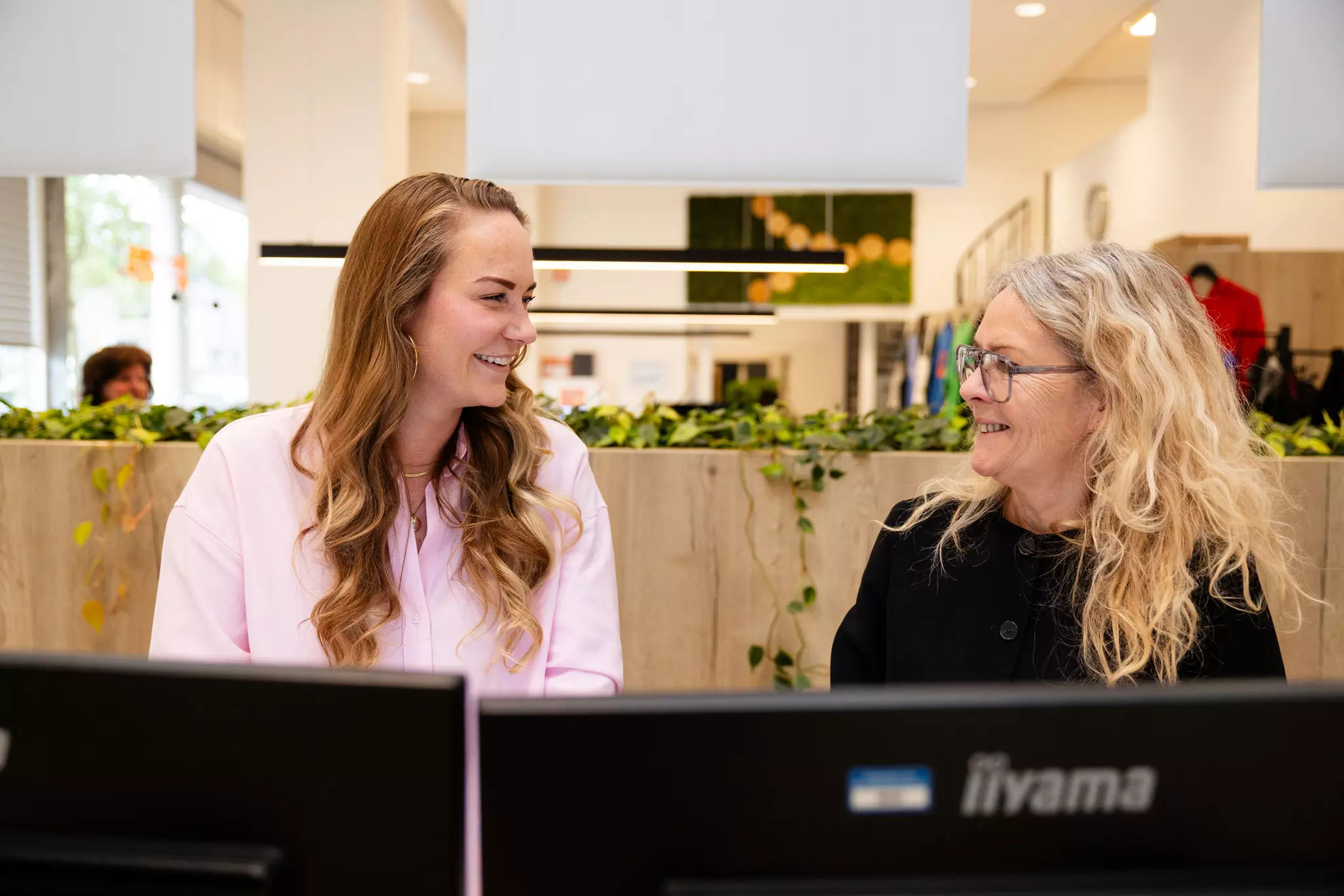 Collega Planmatig Onderhoud in gesprek met aannemer