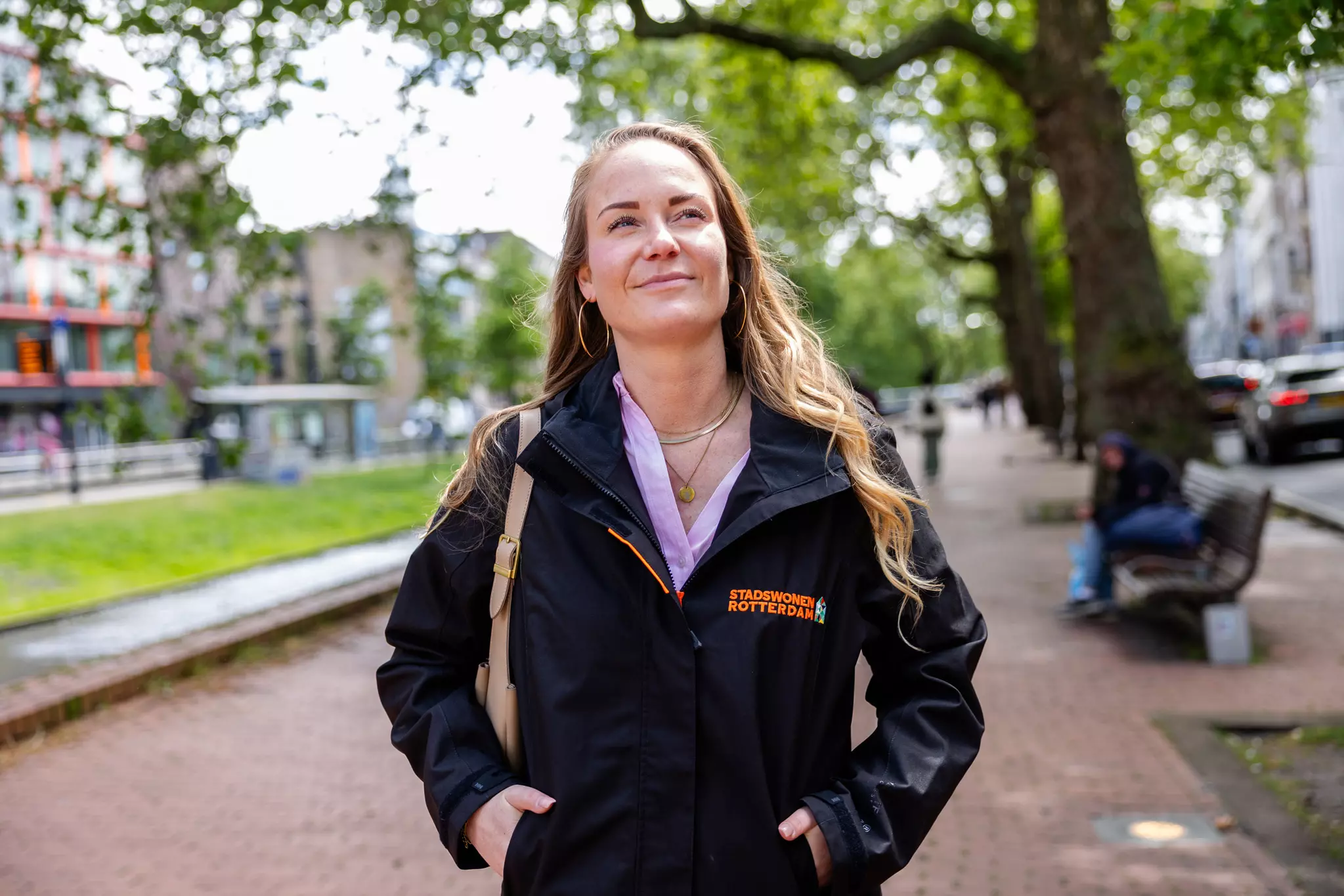 Verhuurmakelaar Stadswonen wandelend naar werk.