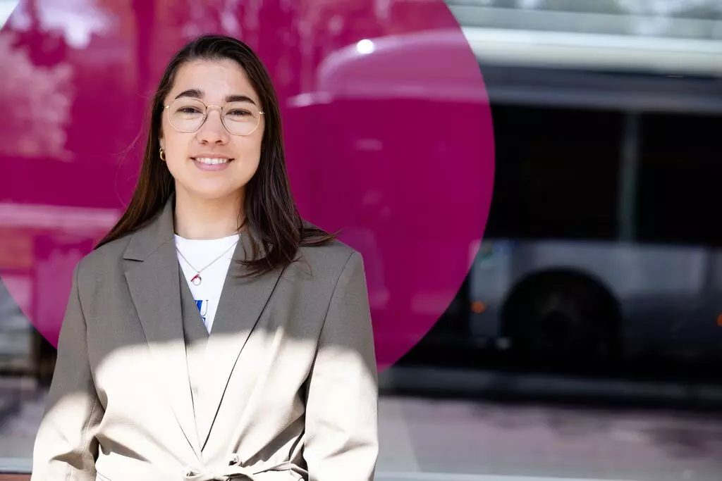 Lachende medewerker van Woonstad met prijs Werkgever met een sociaal hart.