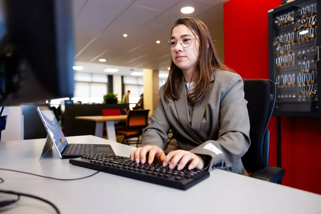 Projectleider Planmatig Onderhoud voert administratie uit.