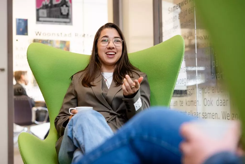 Projectleider Planmatig Onderhoud in gesprek met collega over werk.