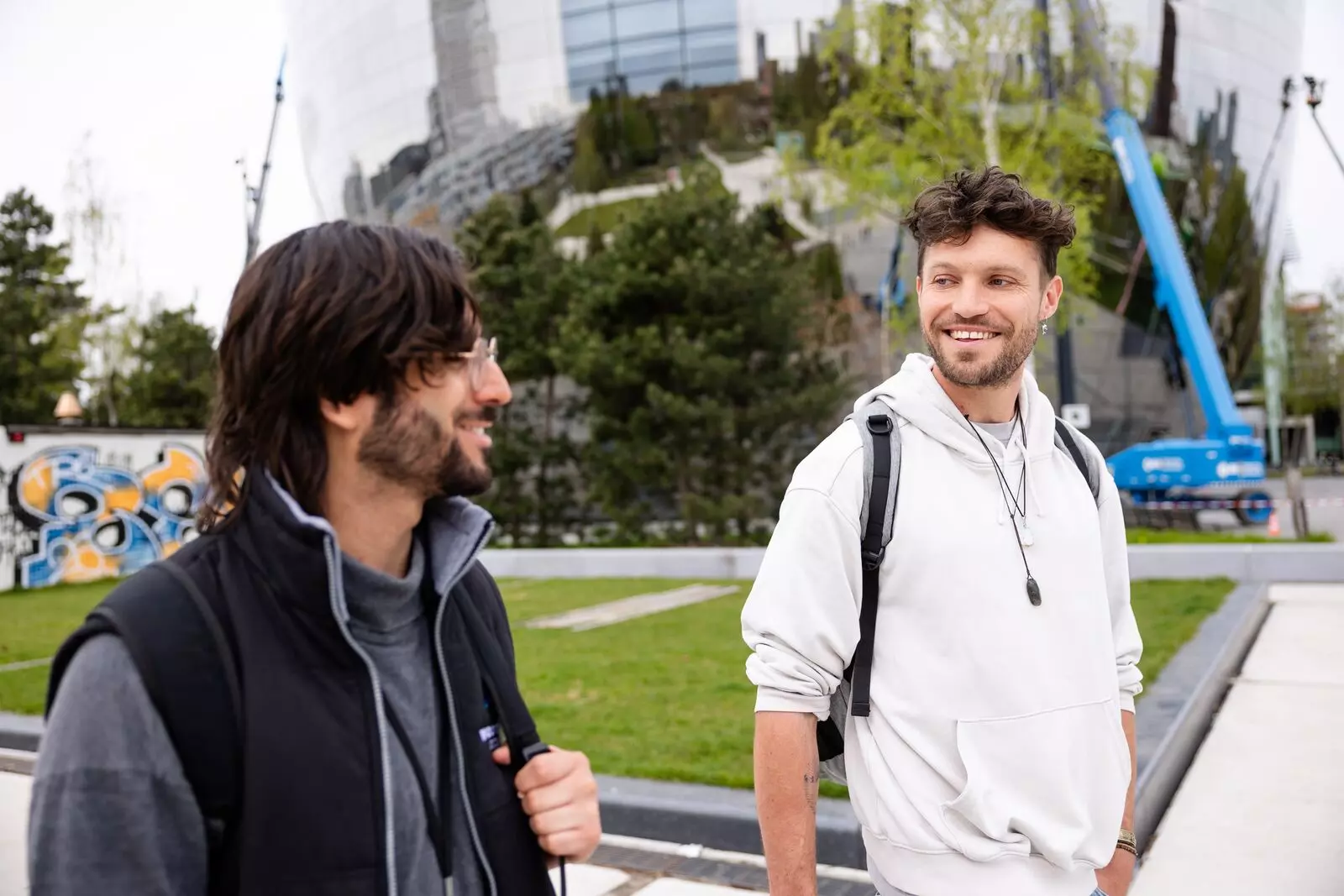 Collega's hebben gesprek tijdens een pauzewandeling.